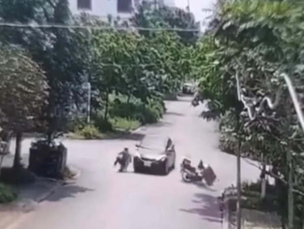 Người điều khiển xe máy bay qua đầu ô tô sau cú tông mạnh