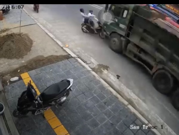 Xe máy loạng choạng đối đầu xe tải vượt ẩu