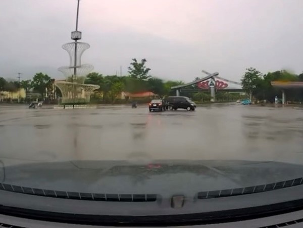 Hai ô tô đâm nhau khi qua ngã tư