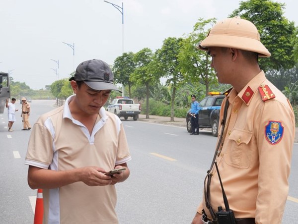 Lập lại trật tự an toàn giao thông tại khu vực đường Ỷ Lan - cầu vượt Phú Thụy