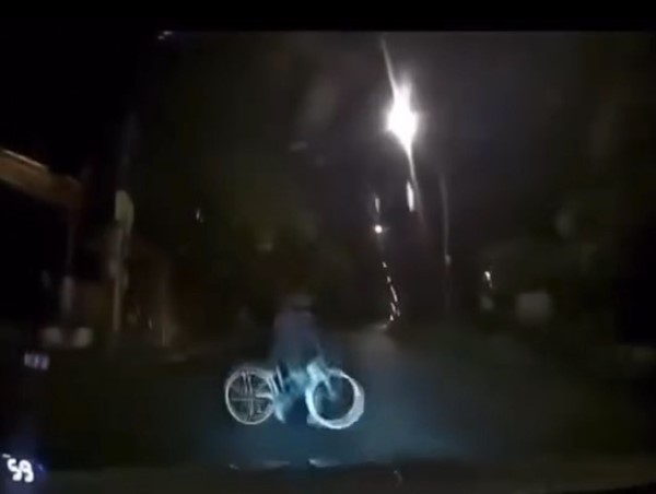 Ô tô hất tung người đi xe đạp đang qua đường