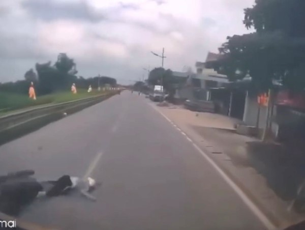 Cô gái bất ngờ ngã ra đường và bị xe ben cán tử vong