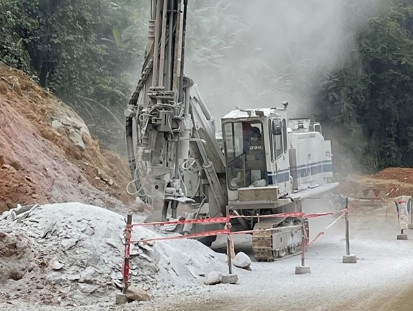 Hà Tĩnh: xử lý những khối đá ‘khổng lồ’ đường lên cửa khẩu Cầu Treo