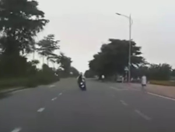 Cái kết cho 2 thanh niên đi xe máy lạng lách, đánh võng trên đường