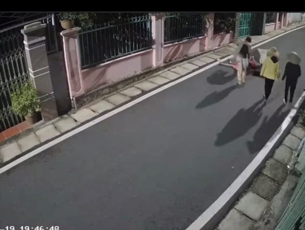 Phẫn nộ hình ảnh thanh niên tông xe máy khiến em bé ngã xuống rồi bỏ chạy