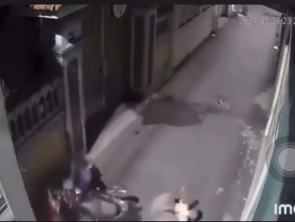 Hai nam thanh niên phóng xe máy tốc độ cao đâm vào tường