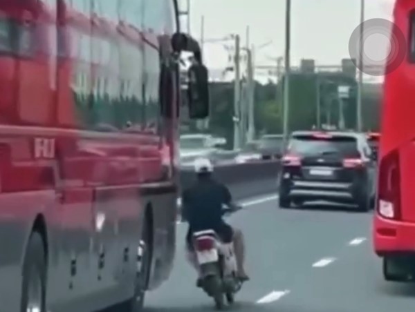 Xe máy đi ẩu tạt đầu xe khách, đâm vào đuôi ô tô phía trước