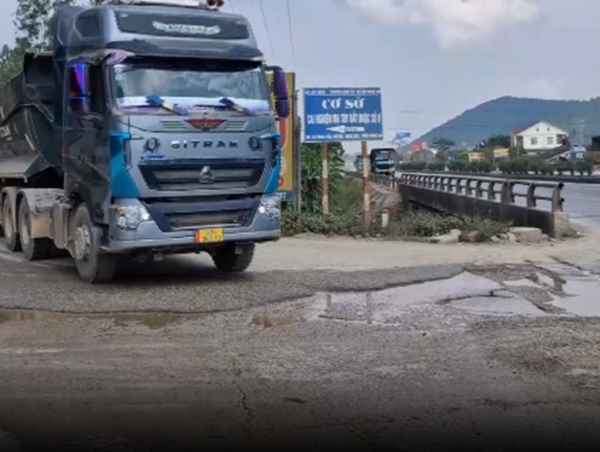 Nghệ An: dàn xe ‘hung thần’ chở đất, tại sao không xử lý?