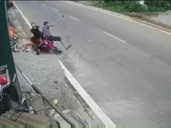 Đang đi bộ, người đàn ông bị xe máy đâm trúng