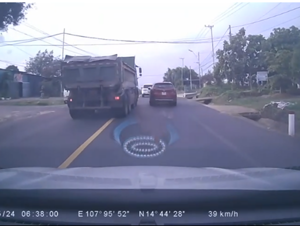 Tài xế điều khiển xe tải vượt ẩu, lấn làn trên quốc lộ 14 đầy nguy hiểm