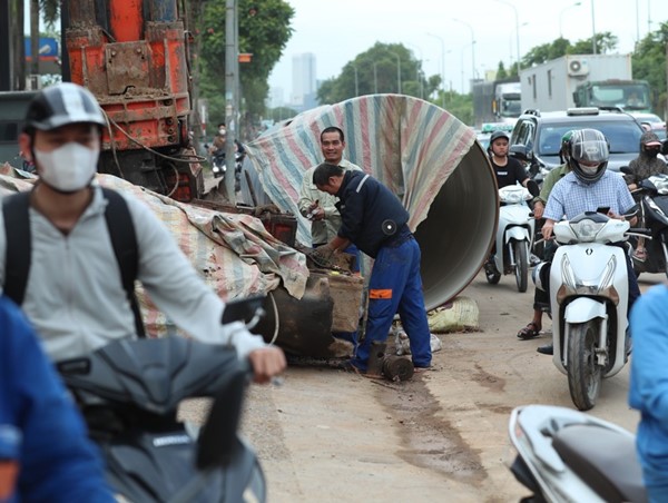 Thi công gây ùn tắc, mất ATGT đường gom Đại lộ Thăng Long