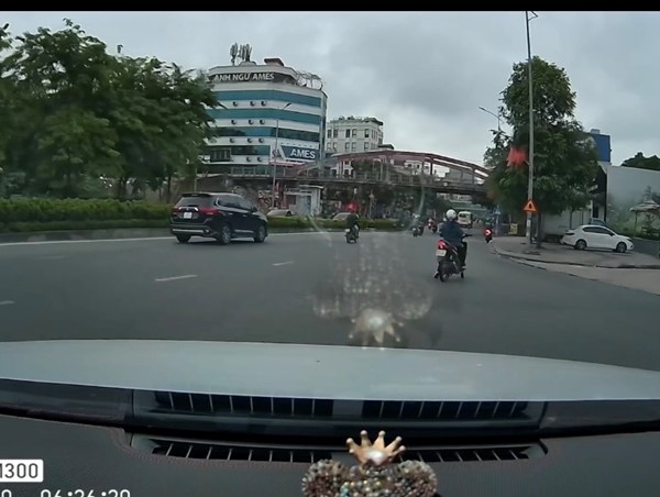 Người phụ nữ thản nhiên đứng giữa đường bấm điện thoại