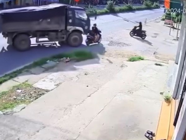 Xe tải chuyển hướng thiếu quan sát đâm trúng người đi xe máy