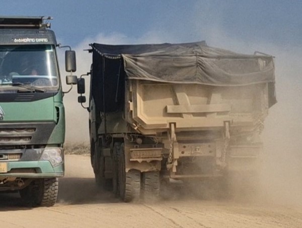 Hà Tĩnh: thi công cao tốc Bắc- Nam, bụi đất phủ trắng trời