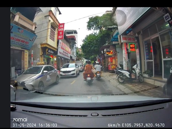 Xe taxi đón trả khách gây ùn tắc kéo dài