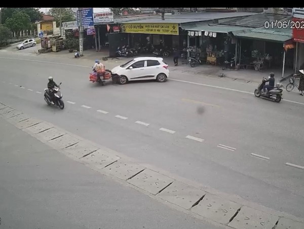 Ô tô quay đầu thiếu quan sát đụng phải xe máy