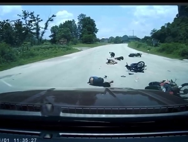 3 xe máy đâm nhau liên hoàn