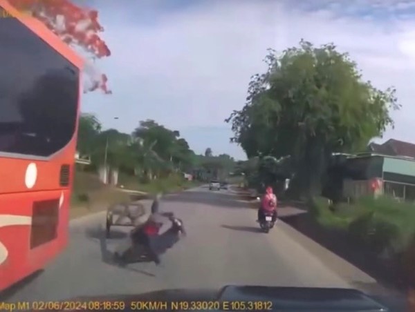 Xe máy tự chế ngã ra đường bị ô tô đâm trúng