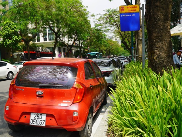 Hà Nội: Nhan nhản xe con chặn bến xe buýt