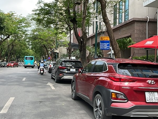 Hàng loạt điểm chờ xe buýt trên phố Lý Thường Kiệt bị chiếm dụng