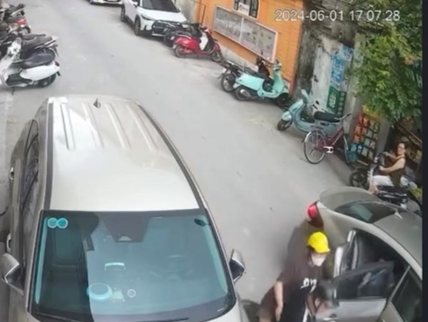 Ô tô dừng giữa đường, mở cửa xe không quan sát gây tai nạn cho xe máy