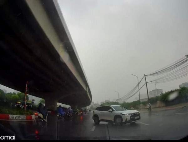 Ô tô đi ngược chiều nguy hiểm trong trời mưa