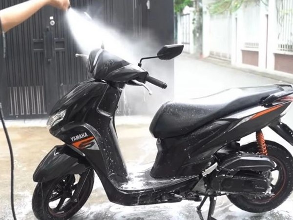 Phun nước lên xe máy trời nắng nóng, tác hại không ngờ