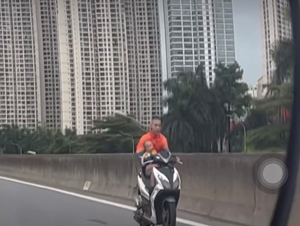 Thót tim cảnh nam thanh niên bế con phóng xe máy trên vành đai 3