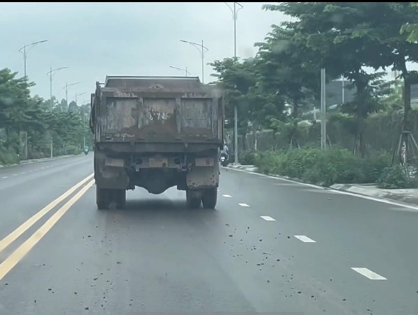 Xe ben chở đất rơi vãi ra đường