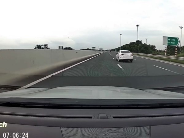 Ô tô đi lùi trên cao tốc Hà Nội-Hải Phòng đầy nguy hiểm