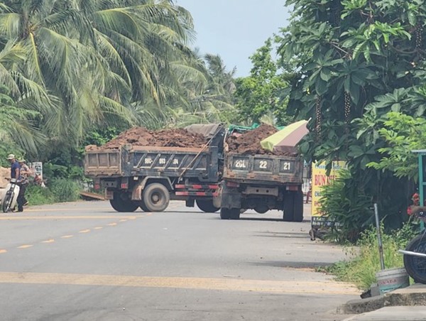 Hải Phòng: xe tải chở đất tung hoành trên đường dân sinh