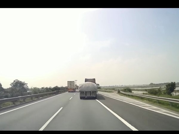 Xe tải đánh võng trên cao tốc