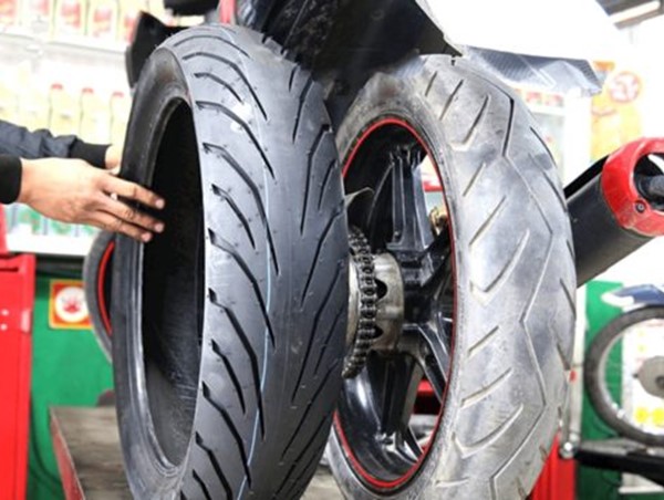 Lốp không săm có phải lựa chọn tối ưu cho xe máy?