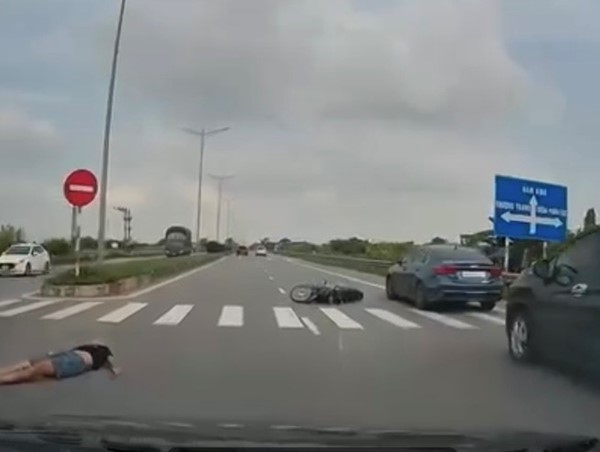 Xe máy tạt đầu ô tô và cái kết đắng