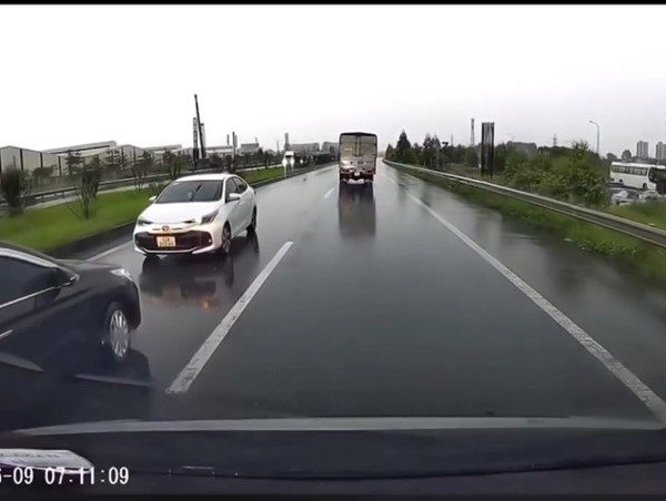 Ô tô đi ngược chiều trên cao tốc Hà Nội - Bắc Giang