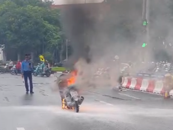 Hà Nội: xe máy đang lưu thông trên đường bất ngờ bốc cháy dữ dội