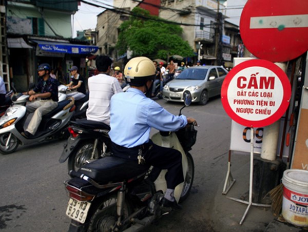 Mức phạt lỗi đi ngược chiều của ô tô, xe máy năm 2024