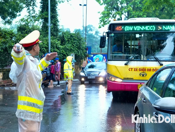 Đầu tuần mưa to, lực lượng chức năng “căng mình” điều tiết giao thông từ sớm