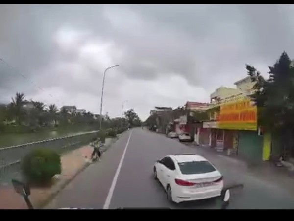 Ô tô con ganh đua, tạt đầu xe container trên đường