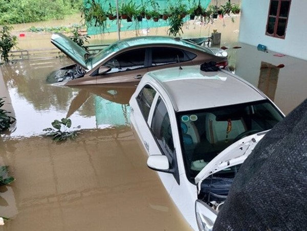 Thái Nguyên: Quốc lộ 3 ngập hơn nửa mét, ô tô chới với giữa dòng nước