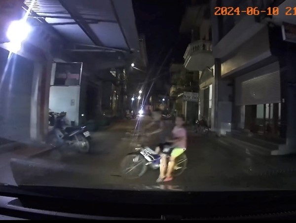 Thót tim cảnh 2 em nhỏ đèo nhau cắt ngang đầu ô tô