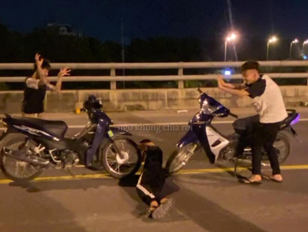 Xử lý 3 nam thanh niên tạo hình giữa đường chụp ảnh ở Hà Nội