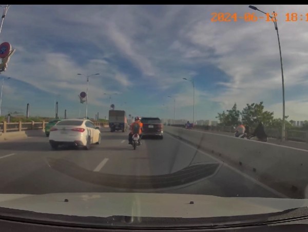 Xe máy chạy vào phần đường ô tô trên cầu Vĩnh Tuy