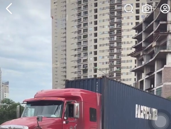 Xe container quay đầu giữa ngã tư