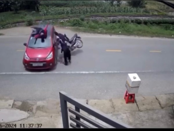 Xe máy kẹp ba đâm trúng ô tô đang chuyển hướng