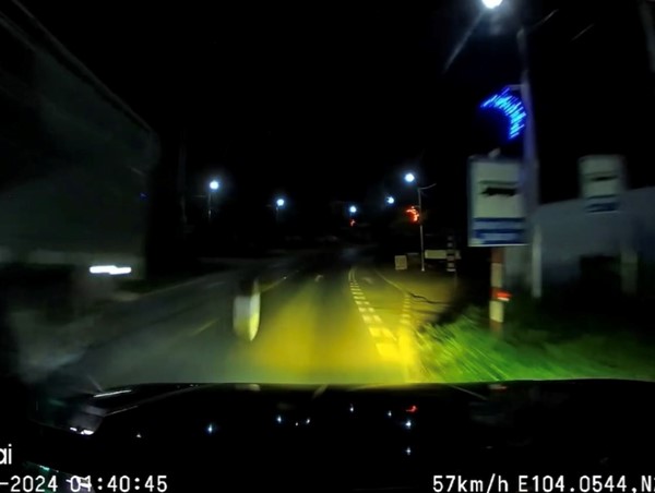 Xe tải chạy rơi cả lốp trên đường