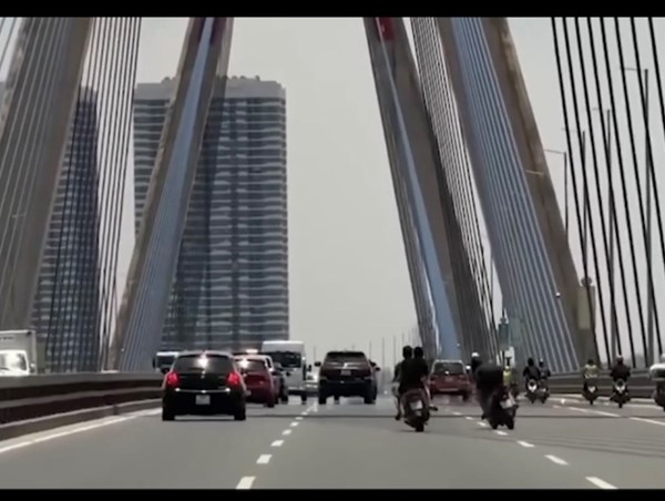 4 thanh niên phóng xe máy, đánh võng trên cầu Nhật Tân bị triệu tập