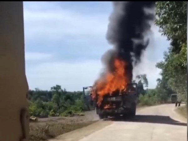Xe tải chở vật liệu bất ngờ bốc cháy trên đường