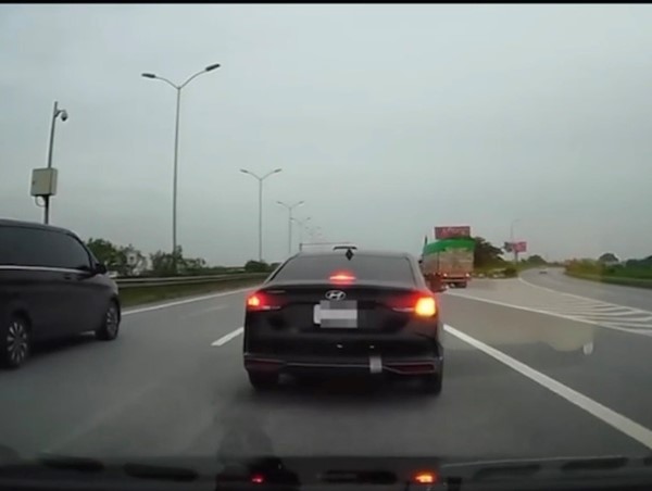 Tạt đầu xe khác để chuyển làn trên cao tốc