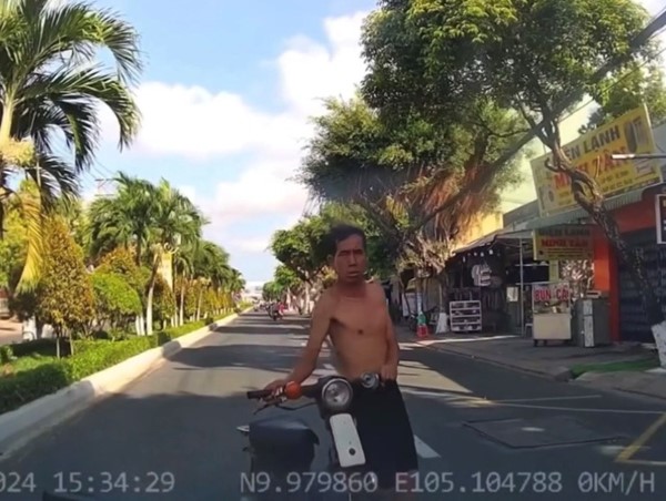 Người đàn ông dắt xe chặn đầu ô tô